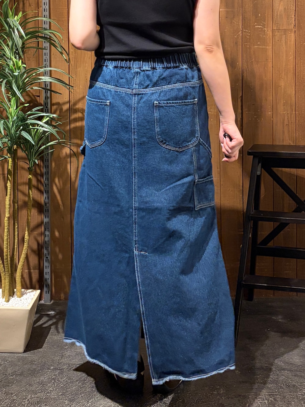 レッド系のTシャツ/カットソー、ブルー系のスカート、ブラック系のトートバッグを着用したレディースの夏コーディネートの9枚目の写真