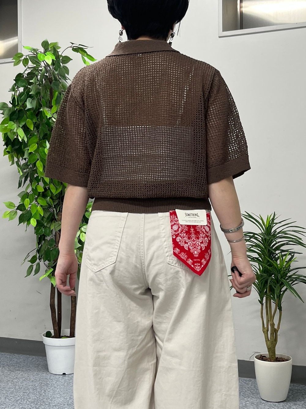 ブラウン系のニット/セーター、ホワイト系のその他パンツを着用したレディースの春コーディネートの6枚目の写真