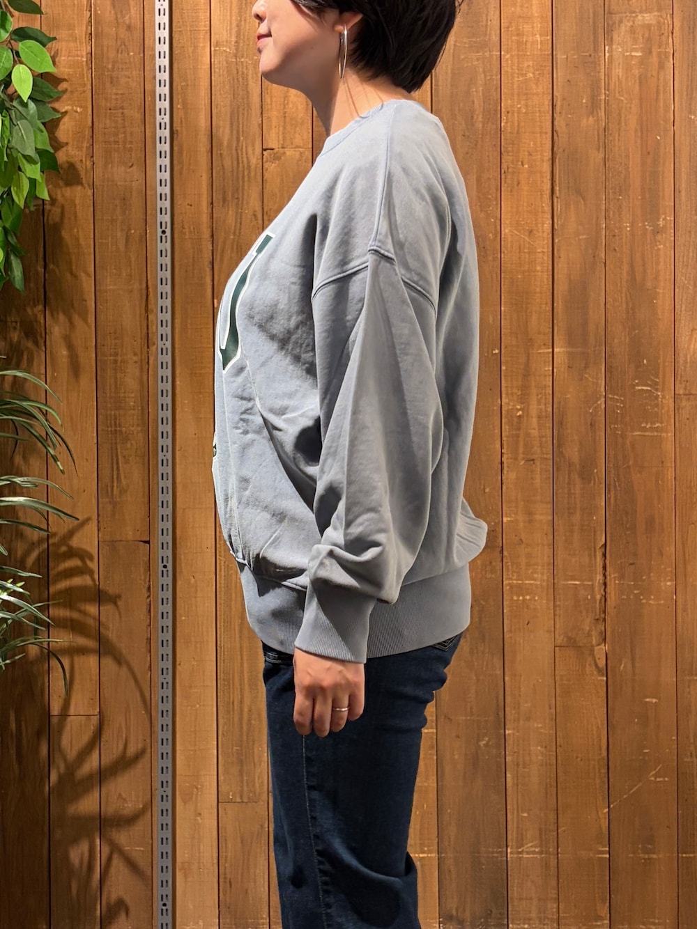 ホワイト系のTシャツ/カットソー、ブルー系のデニムパンツ、ブルー系のスウェットを着用したレディースの秋コーディネートの8枚目の写真