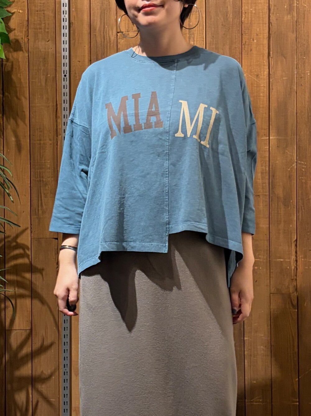 ブルー系のTシャツ/カットソー、ブラウン系のスカート、ブルー系のブルゾンを着用したレディースの秋コーディネートの9枚目の写真