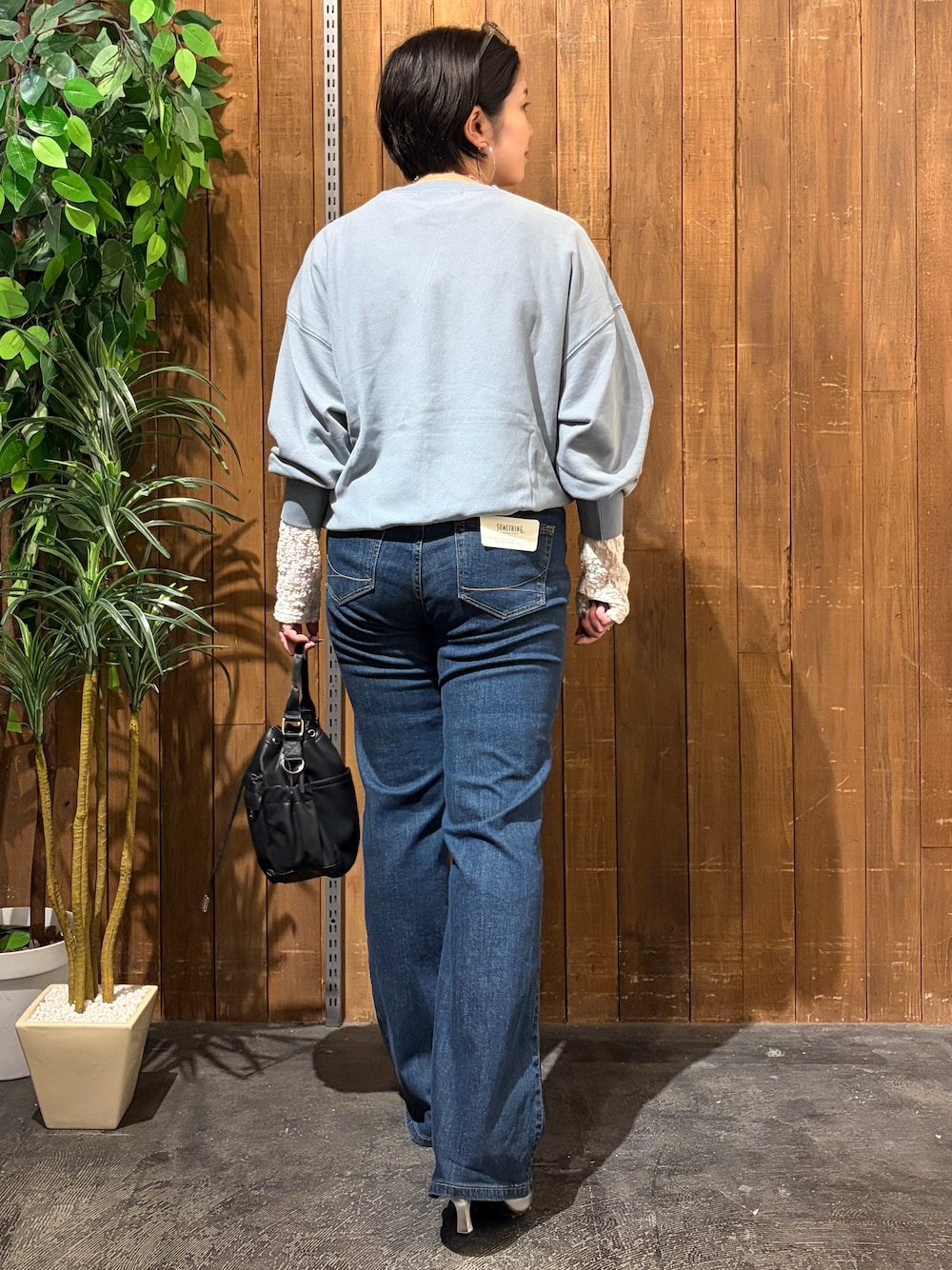 ホワイト系のTシャツ/カットソー、ブルー系のデニムパンツ、ブルー系のスウェットを着用したレディースの秋コーディネートの3枚目の写真