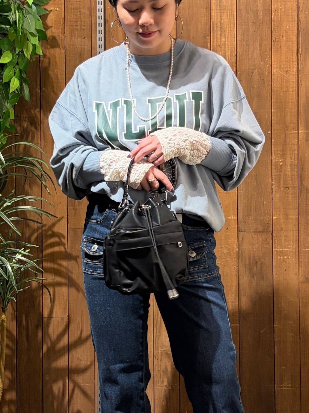ホワイト系のTシャツ/カットソー、ブルー系のデニムパンツ、ブルー系のスウェットを着用したレディースの秋コーディネートの5枚目の写真