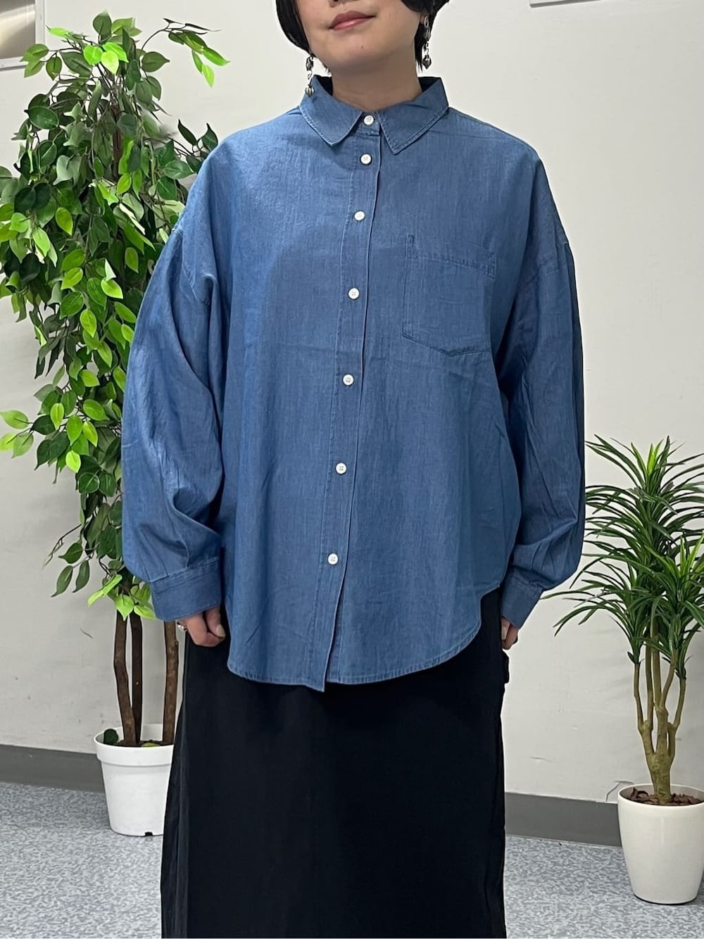 ホワイト系のTシャツ/カットソー、ブラック系のスカート、ブルー系のシャツ/ブラウスを着用したレディースの夏コーディネートの10枚目の写真