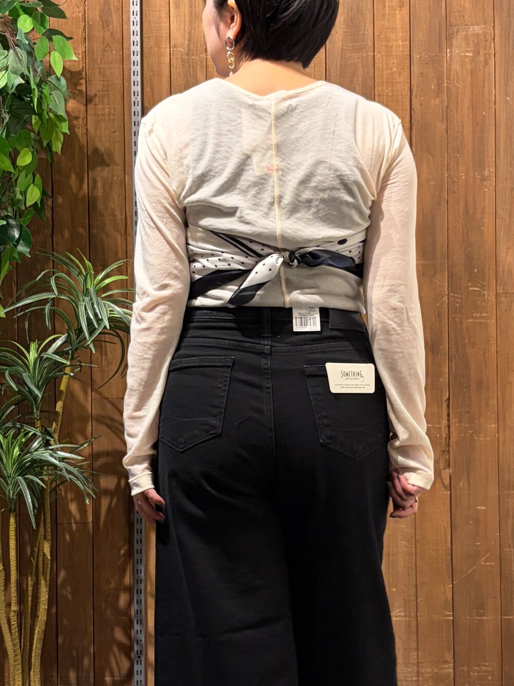 ホワイト系のTシャツ/カットソー、ブラック系のショルダーバッグ、ブラック系のその他パンツを着用したレディースの秋コーディネートの8枚目の写真