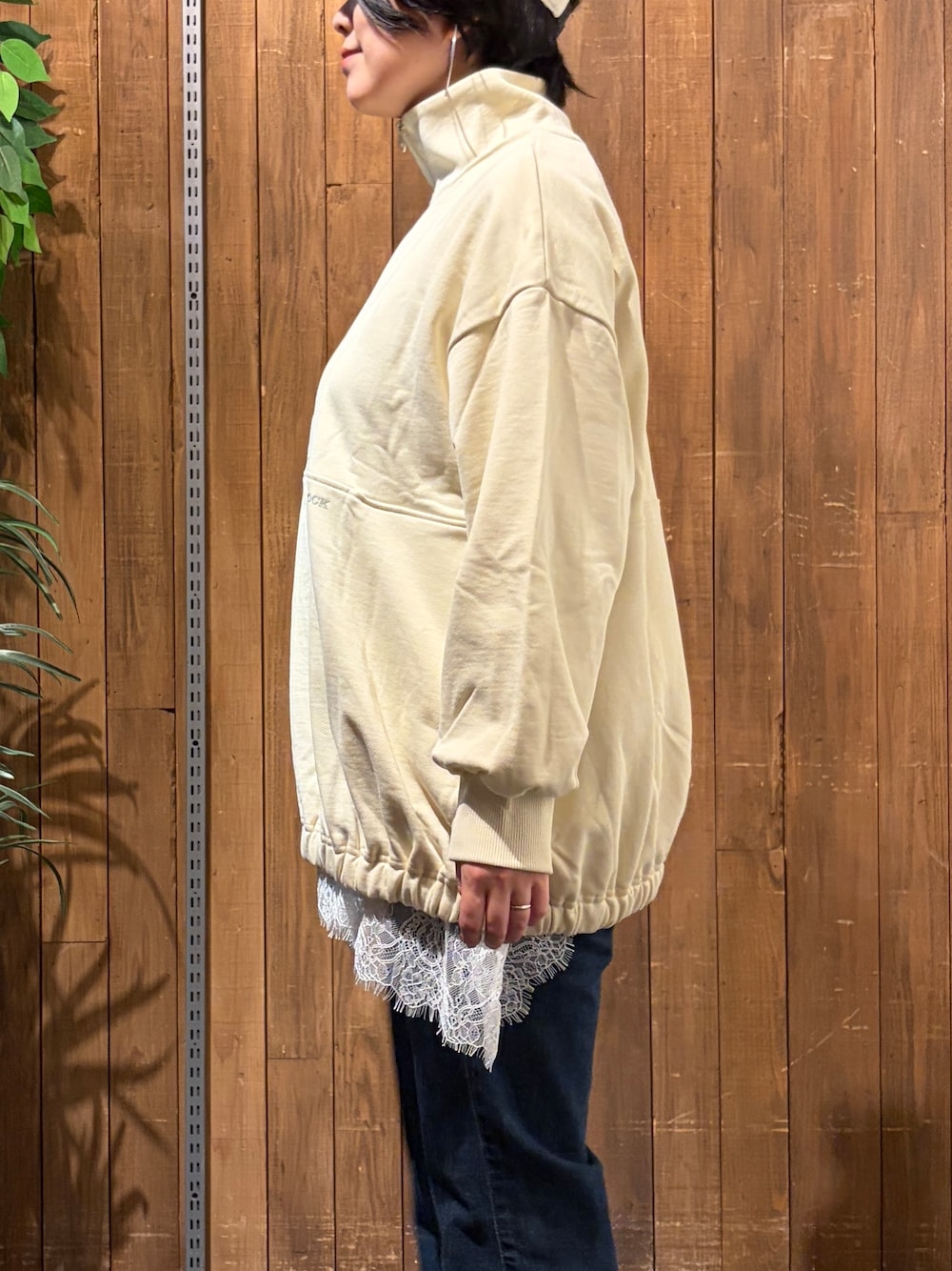 ブルー系のデニムパンツ、ホワイト系のTシャツ/カットソー、ベージュ系のスウェットを着用したレディースの秋コーディネートの8枚目の写真