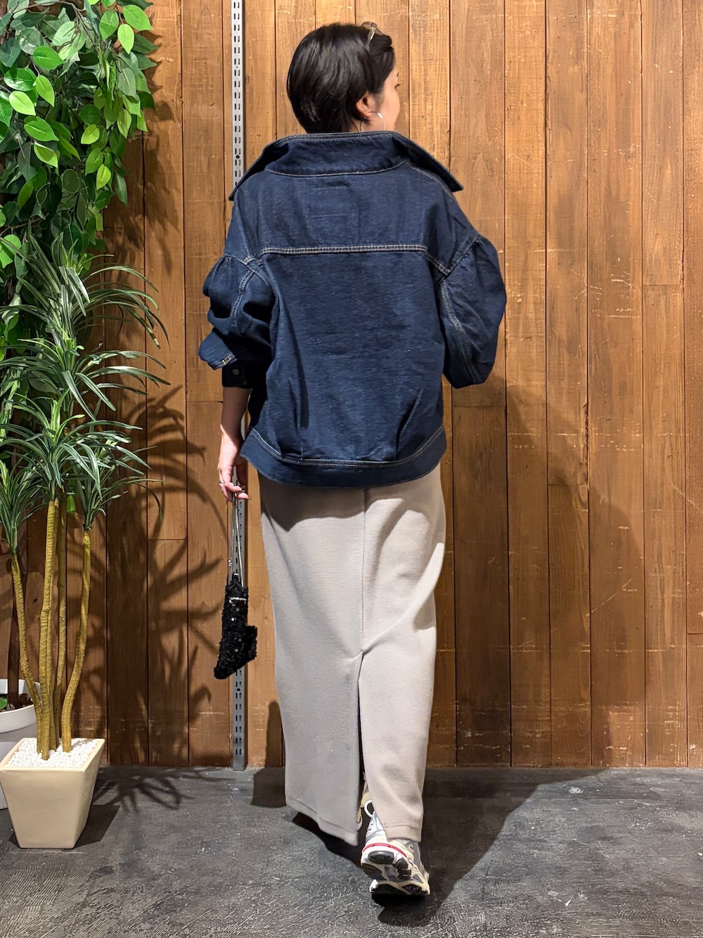 ブルー系のTシャツ/カットソー、ブラウン系のスカート、ブルー系のブルゾンを着用したレディースの秋コーディネートの3枚目の写真