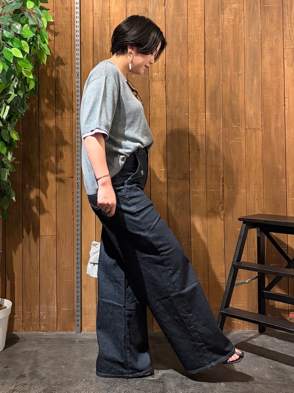 ブルー系のその他パンツ、グレー系のニット/セーター、ホワイト系のショルダーバッグを着用したレディースの夏コーディネートの4枚目の写真