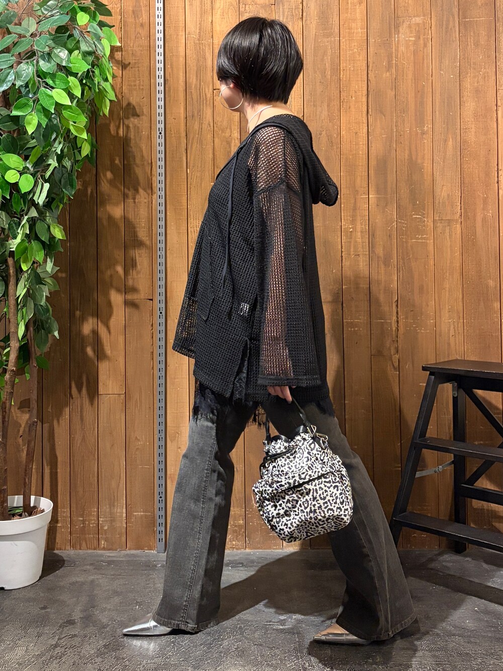 ブラウン系のその他パンツ、ブラック系のTシャツ/カットソー、ブラック系のTシャツ/カットソーを着用したレディースの秋コーディネートの2枚目の写真