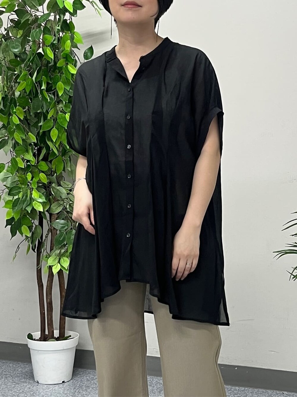 ブラック系のカーディガン/ボレロ、ブラック系のシャツ/ブラウス、ベージュ系のその他パンツを着用したレディースの春コーディネートの7枚目の写真