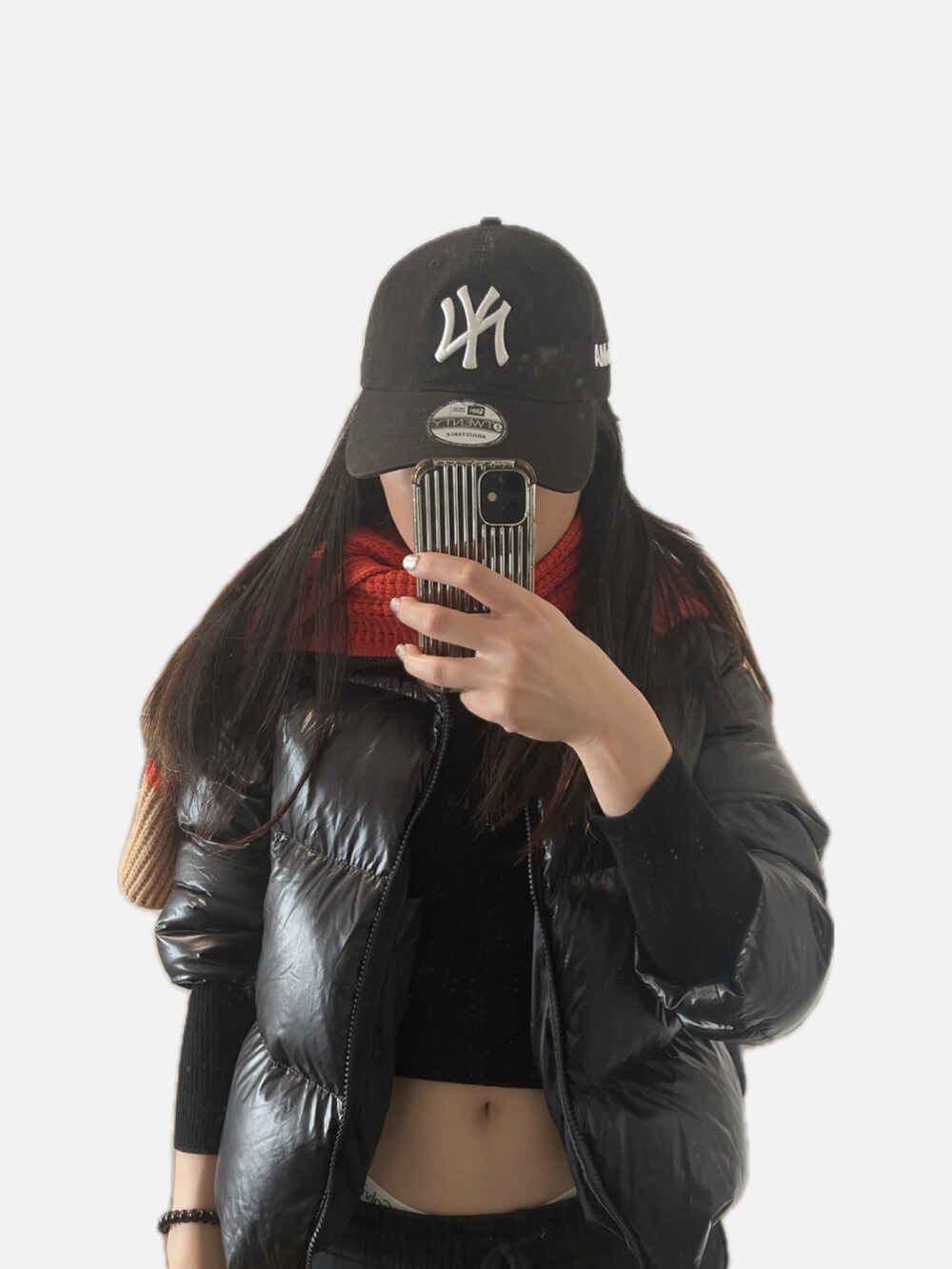 「冬を彩る色いろコーデ、休日スタイル、シンプルコーデ、お出かけコーデ、モノトーンコーデ、秋冬コーデ、ootd、着回しコーデ、カラーコーデ、パンツスタイル、カジュアルコーデ、ラフコーデ、シンプル、ユニクロコーデ、ストリートコーデ」｜「URBAN OUTFITTERSのアイテム（トップス、レッド系）」を使った、NAOさん（レディース・157cm）の冬コーディネートの2枚目の写真