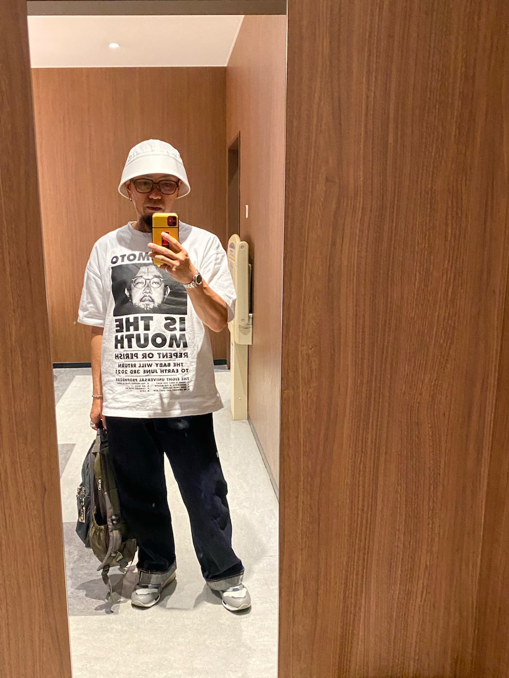 ブルー系のデニムジャケット、ホワイト系のTシャツ/カットソー、ブルー系のデニムパンツを着用したメンズの春コーディネートの2枚目の写真