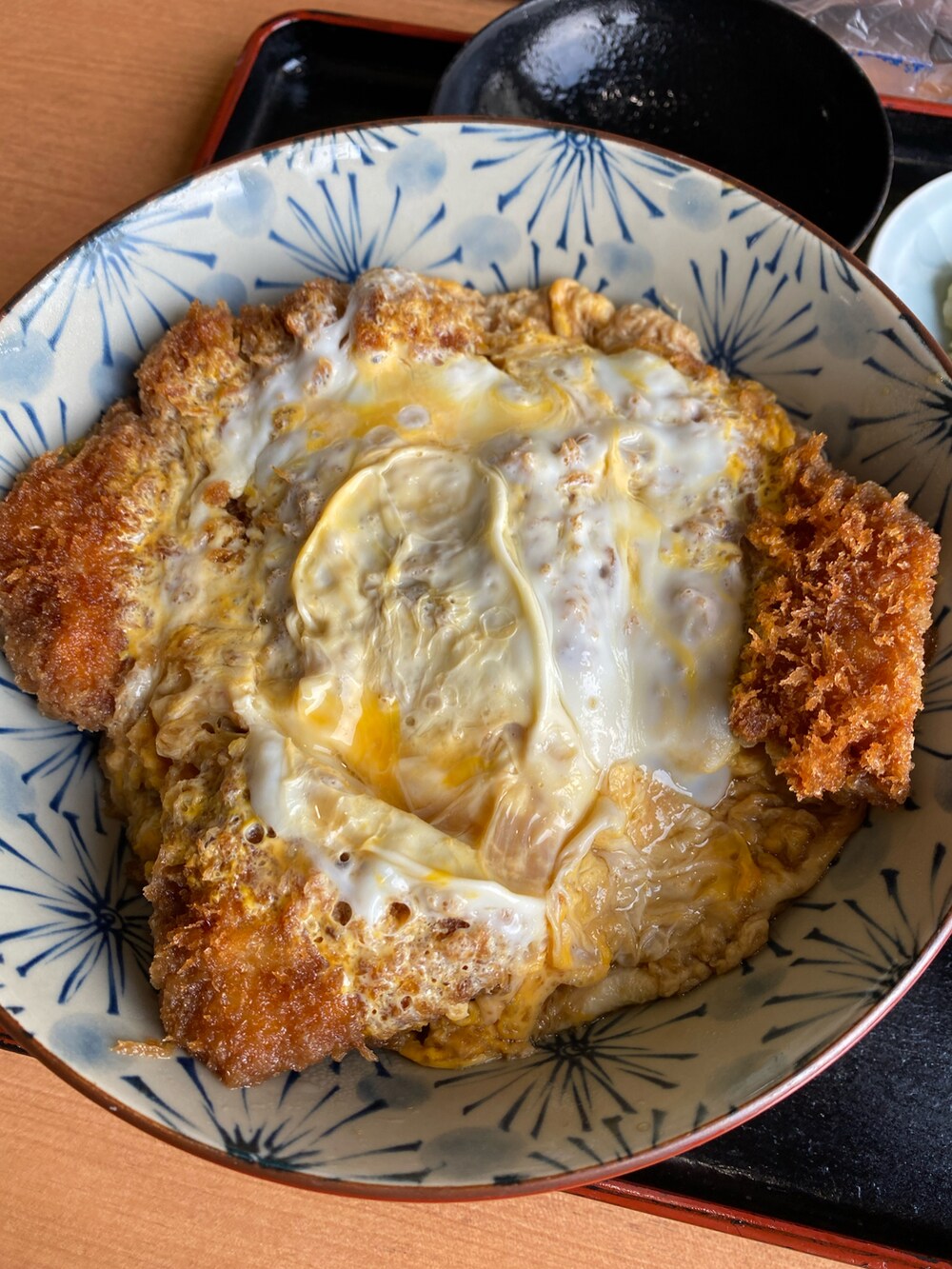 グリーン系のシャツ/ブラウス、ブルー系のデニムパンツ、グリーン系のスニーカーを着用したメンズの春コーディネートの3枚目の写真