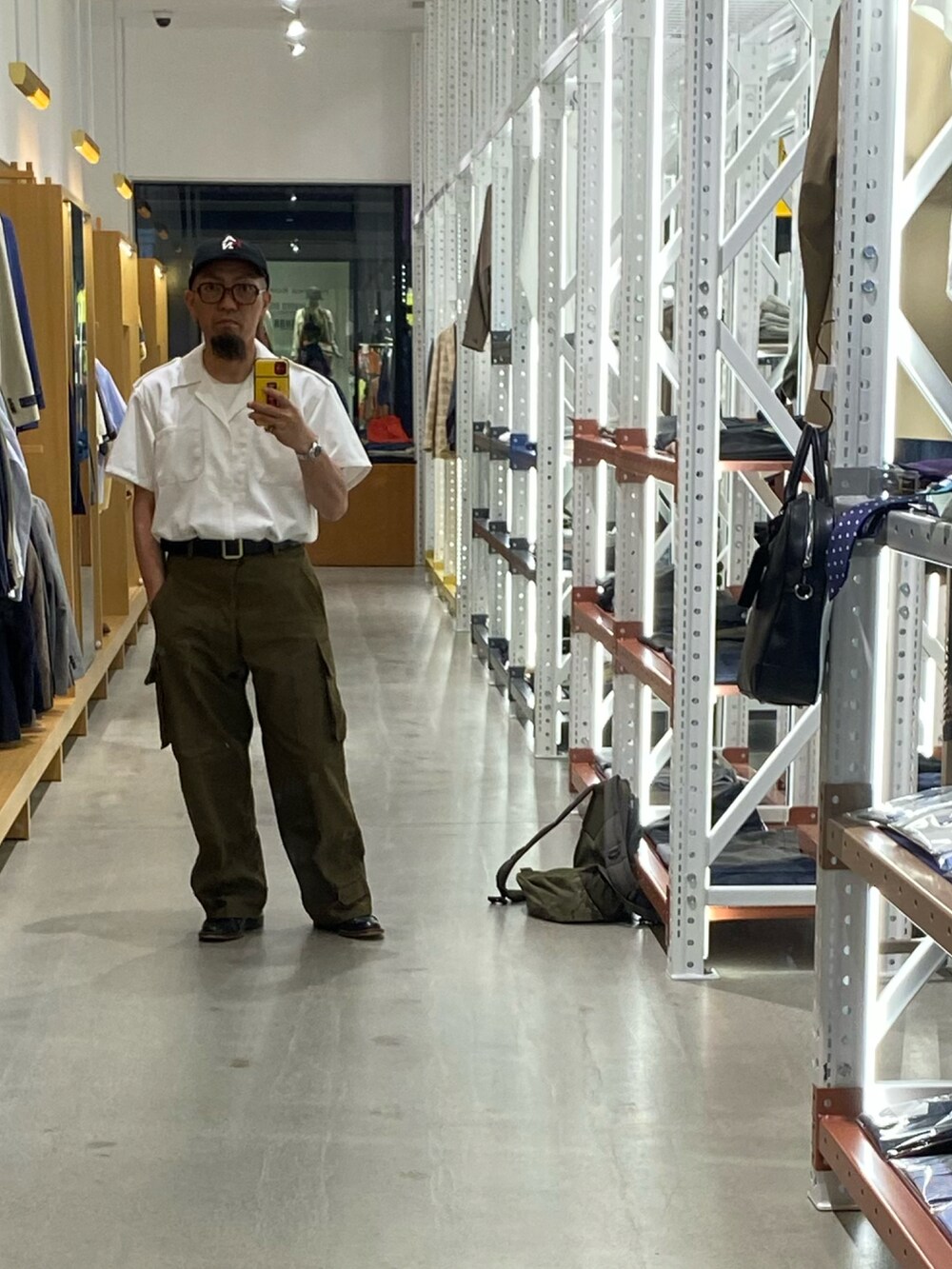 ホワイト系のシャツ/ブラウス、グリーン系のカーゴパンツ、ブラック系のシューズを着用したメンズの春コーディネートの4枚目の写真