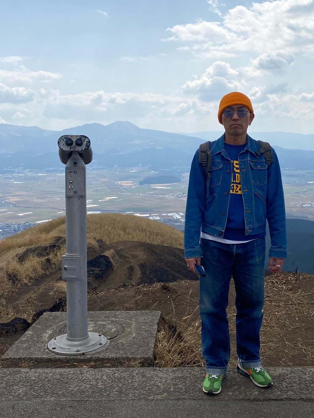 ブルー系のデニムジャケット、ブルー系のスウェット、ブルー系のデニムパンツを着用したメンズの春コーディネートの2枚目の写真