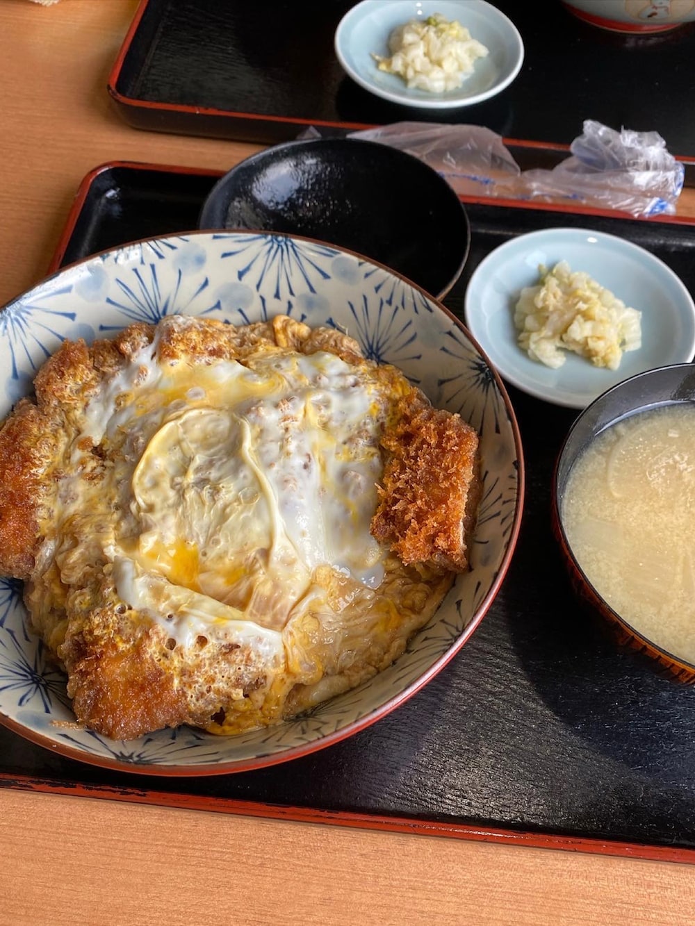 グリーン系のシャツ/ブラウス、ブルー系のデニムパンツ、グリーン系のスニーカーを着用したメンズの春コーディネートの2枚目の写真