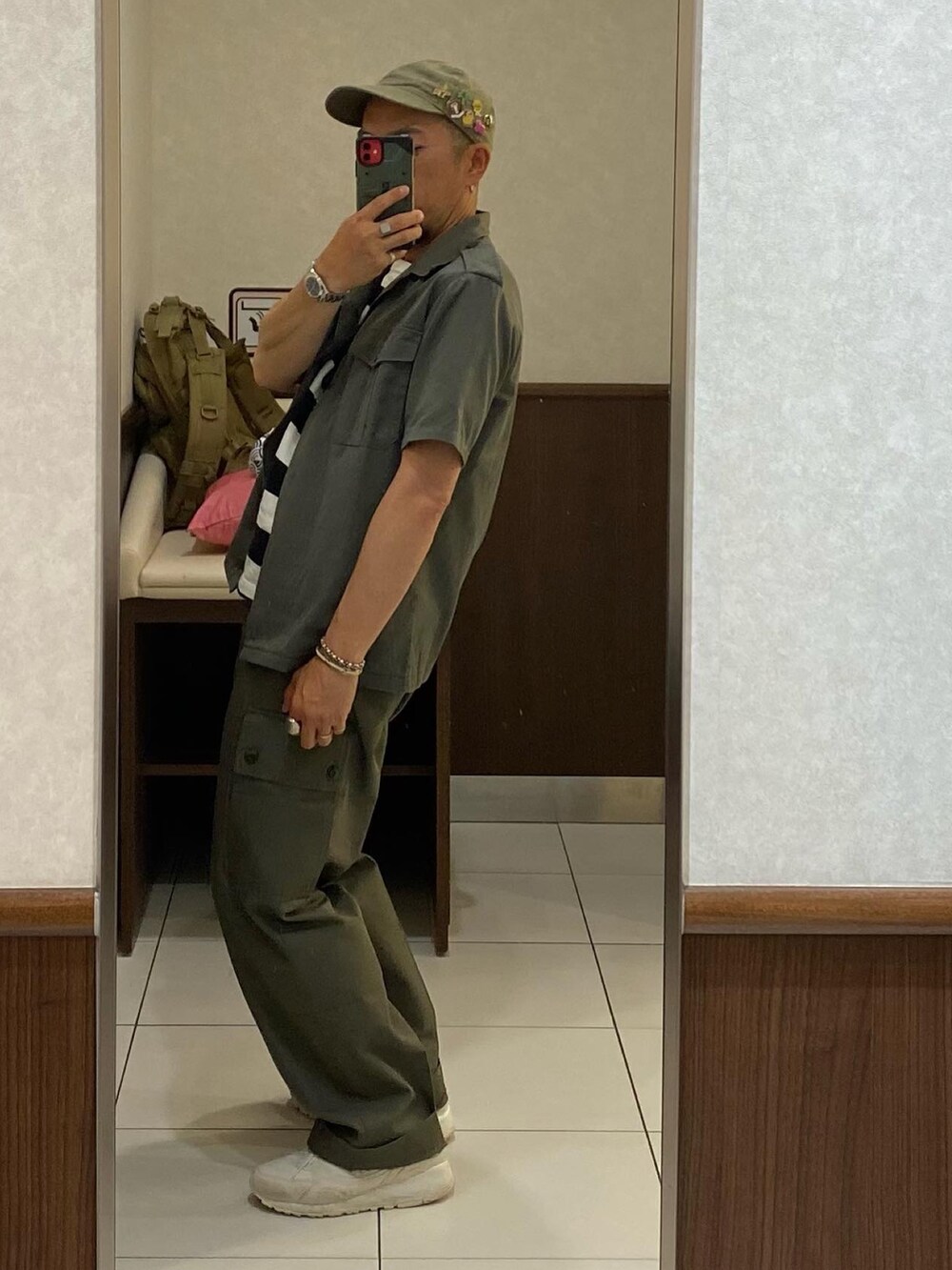 グリーン系のシャツ/ブラウス、ホワイト系のTシャツ/カットソー、グリーン系のカーゴパンツを着用したメンズの夏コーディネートの2枚目の写真