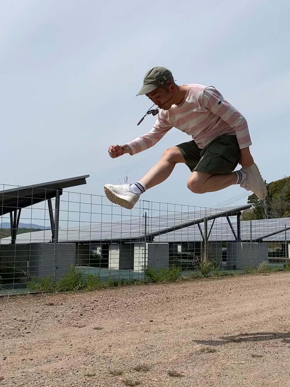 レッド系のスウェット、ピンク系のTシャツ/カットソー、グリーン系のカーゴパンツを着用したメンズの春コーディネートの4枚目の写真
