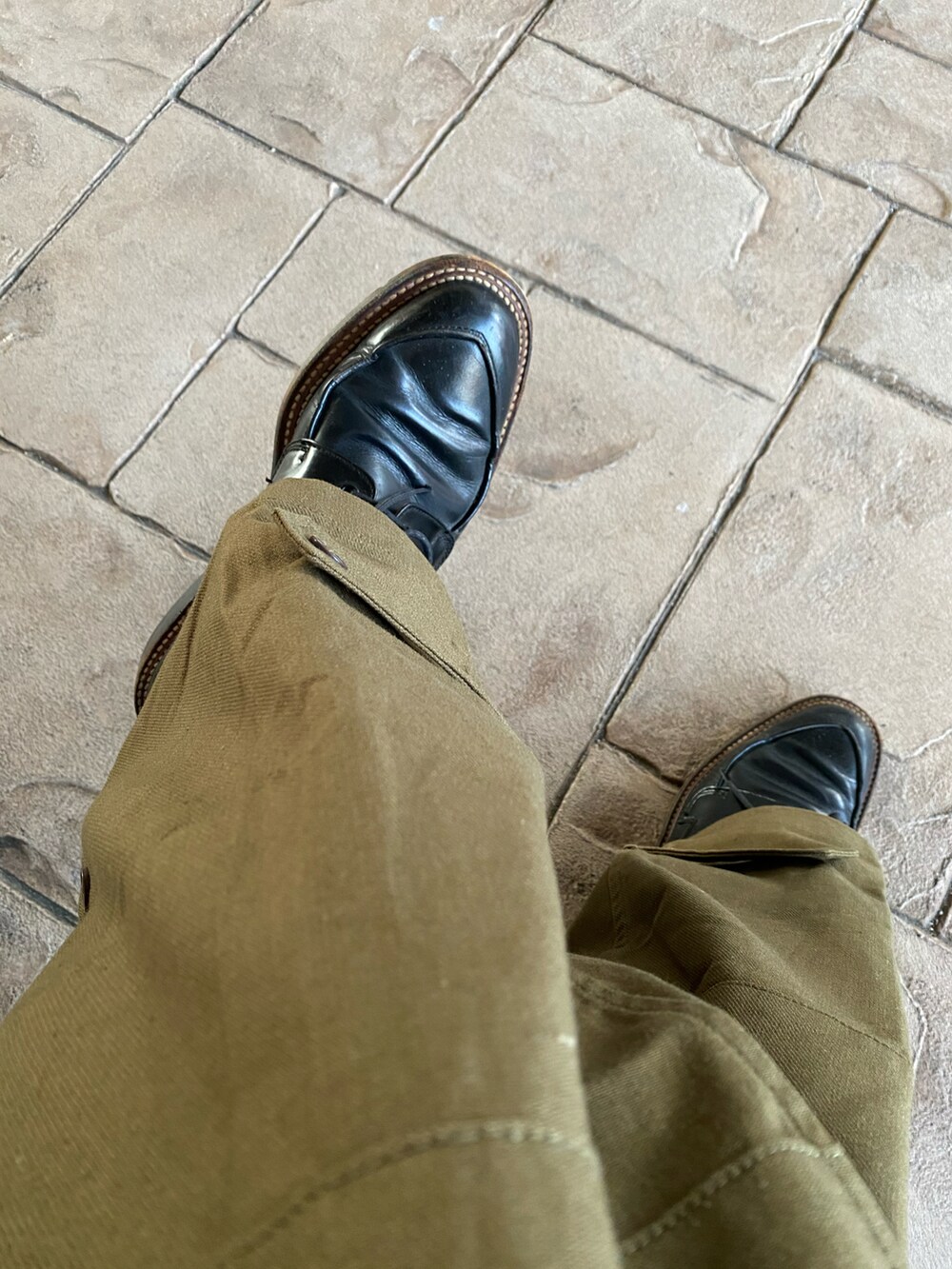 ホワイト系のシャツ/ブラウス、グリーン系のカーゴパンツ、ブラック系のシューズを着用したメンズの春コーディネートの3枚目の写真