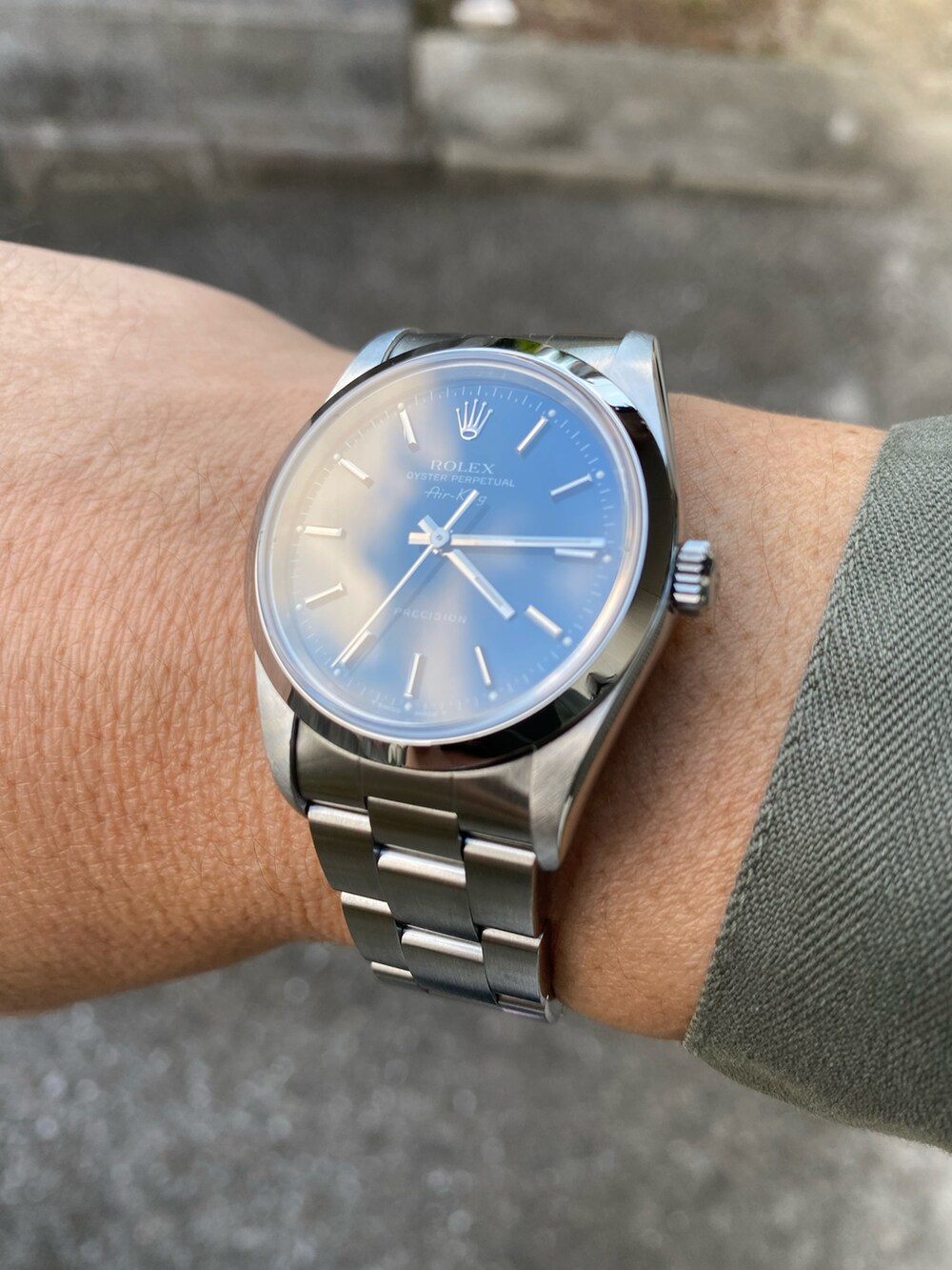 ブルー系のデニムパンツ、ホワイト系のTシャツ/カットソー、グリーン系のミリタリージャケットを着用したメンズの秋コーディネートの2枚目の写真