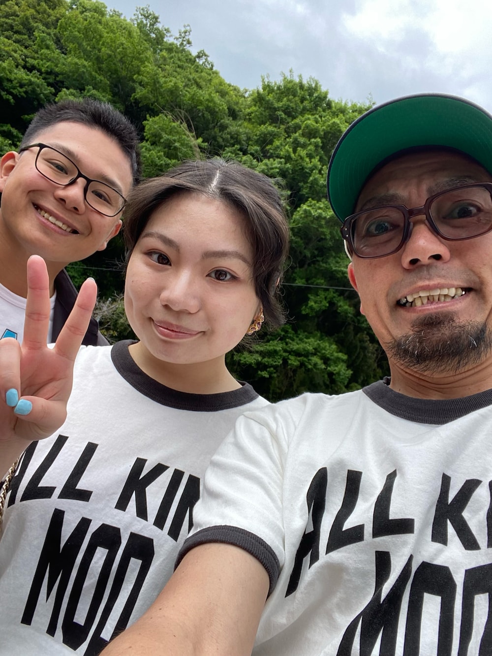 ホワイト系のTシャツ/カットソー、グレー系のデニムパンツ、ブラウン系のその他シューズを着用したメンズの春コーディネートの2枚目の写真