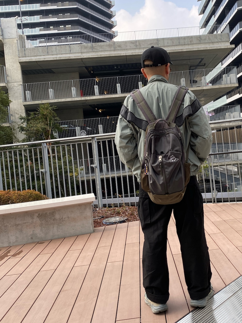 グレー系のミリタリージャケット、ブラック系のスウェット、ブラック系のカーゴパンツを着用したメンズの冬コーディネートの2枚目の写真