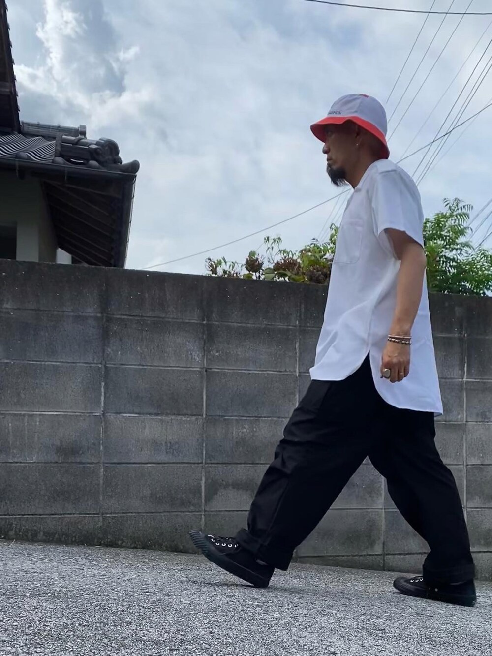 ホワイト系のシャツ/ブラウス、ブラック系のカーゴパンツ、ブラック系のスニーカーを着用したメンズの夏コーディネートの2枚目の写真