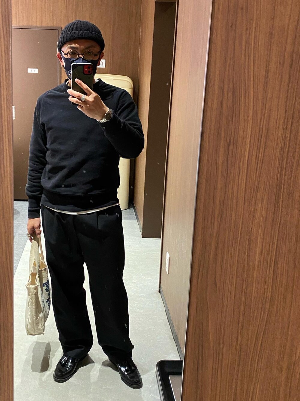 ブルー系のミリタリージャケット、ブラック系のスウェット、ブラック系のその他パンツを着用したメンズの春コーディネートの2枚目の写真