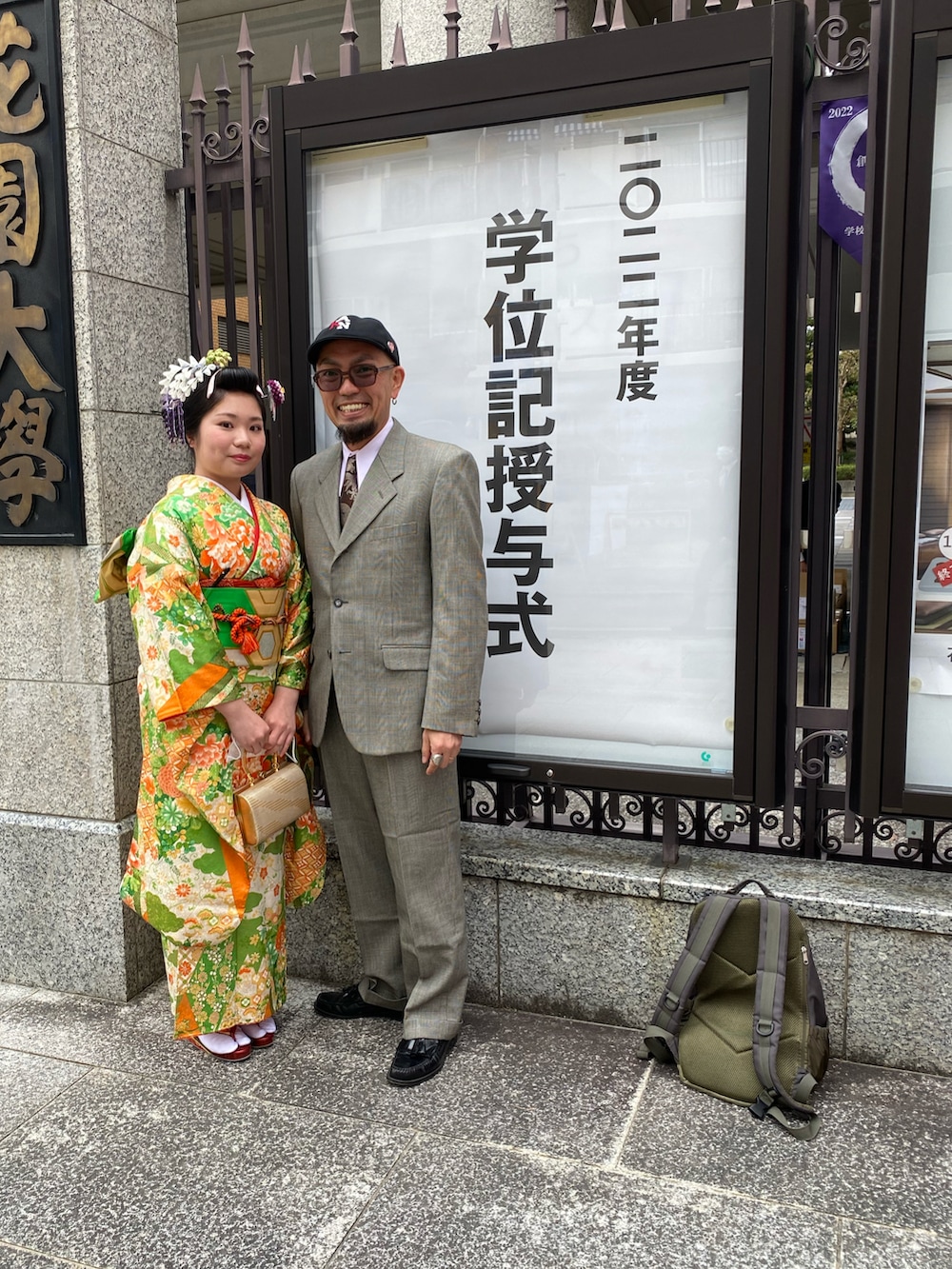 グレー系のミリタリージャケット、ブルー系のその他アウター、ホワイト系のTシャツ/カットソーを着用したメンズの春コーディネートの3枚目の写真