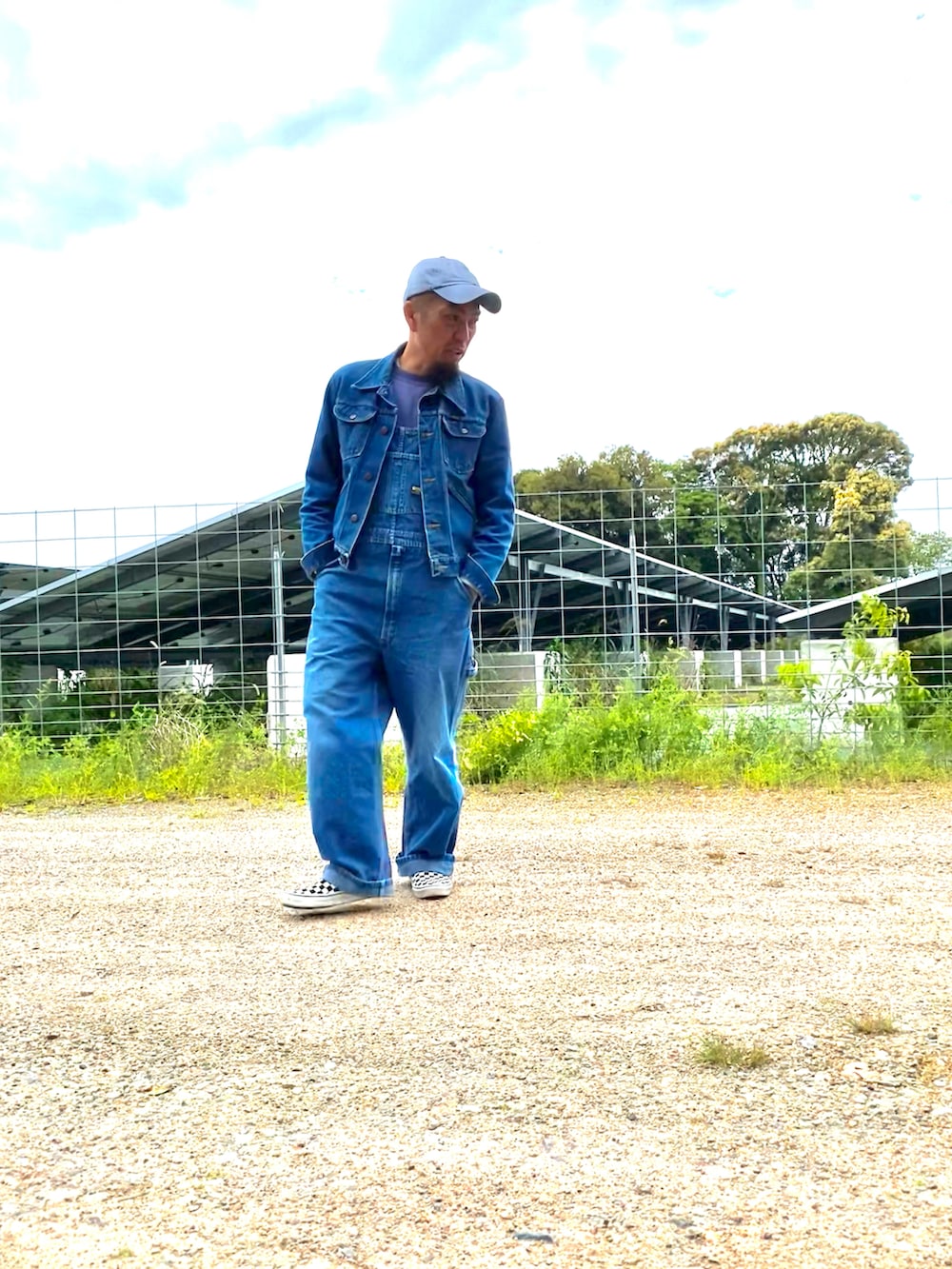 ブルー系のデニムジャケット、パープル系のスウェット、ブルー系のサロペット/オーバーオールを着用したメンズの春コーディネートの2枚目の写真