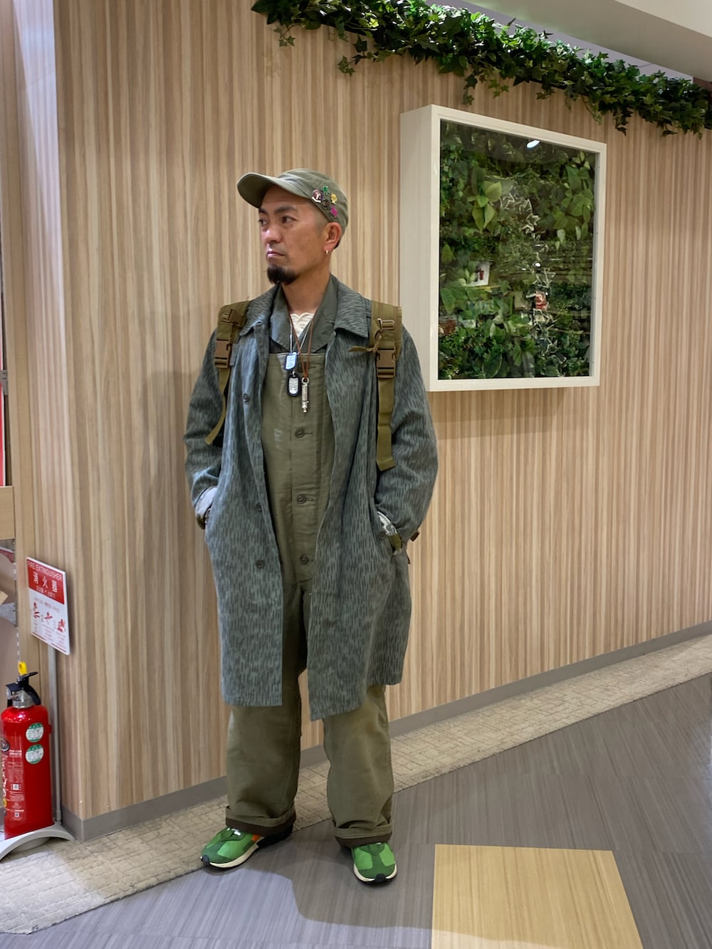 「冬コーデ、休日スタイル、スニーカーコーデ、年末WEAR感謝祭、NIKE、ミリタリー、ミリタリージャケット、アメカジ、キャップ、コート、デッキパンツ」｜「チェコ軍のレインドロップカモM60パーカー（ミリタリージャケット、グリーン系）」を使った、香月ダイスケさん（メンズ・165cm）の冬コーディネートの2枚目の写真