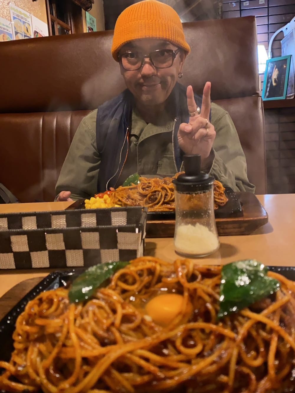 ブルー系のベスト、グリーン系のつなぎ/オールインワン、グレー系のスニーカーを着用したメンズの秋コーディネートの3枚目の写真