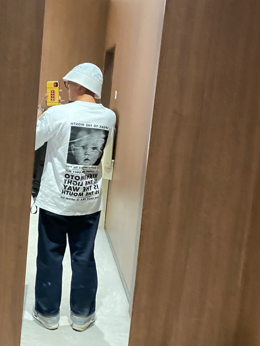 ブルー系のデニムジャケット、ホワイト系のTシャツ/カットソー、ブルー系のデニムパンツを着用したメンズの春コーディネートの3枚目の写真