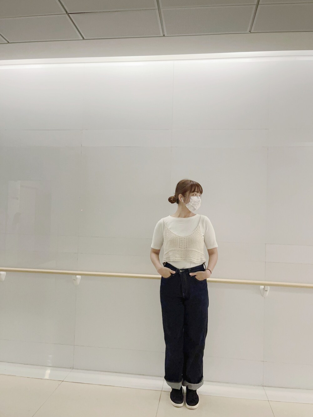 「UNIQLOのワイドフィットカーブジーンズ（デニムパンツ、ブルー系）」を使った、迷Mir /。daily stylさん（レディース・162cm）の夏コーディネートの2枚目の写真