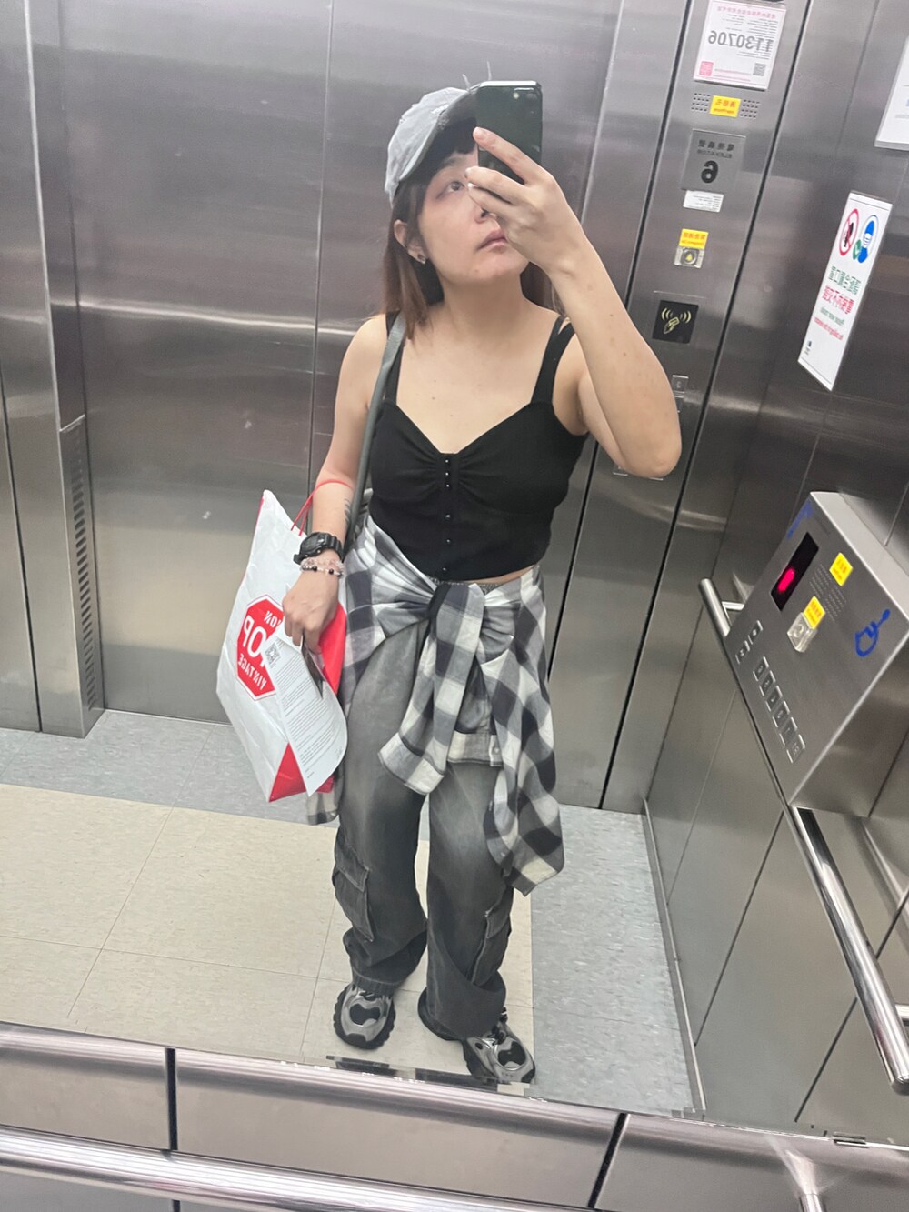 「pailailiのアイテム（スニーカー、シルバー系）」を使った、迷Mir /。daily stylさん（レディース・162cm）の春コーディネートの2枚目の写真
