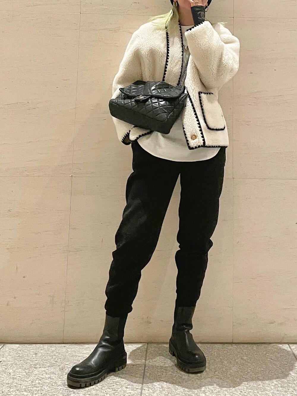 ブラック系のショルダーバッグ、ホワイト系のジャケット/アウター、ホワイト系のトップスを着用したレディースの冬コーディネートの4枚目の写真