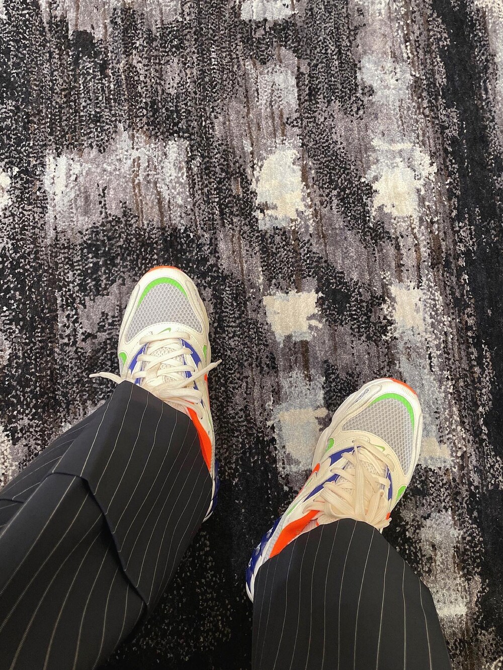 ブルー系のパンツ、その他のスニーカー、ブラウン系のハンドバッグを着用したレディースの秋コーディネートの4枚目の写真