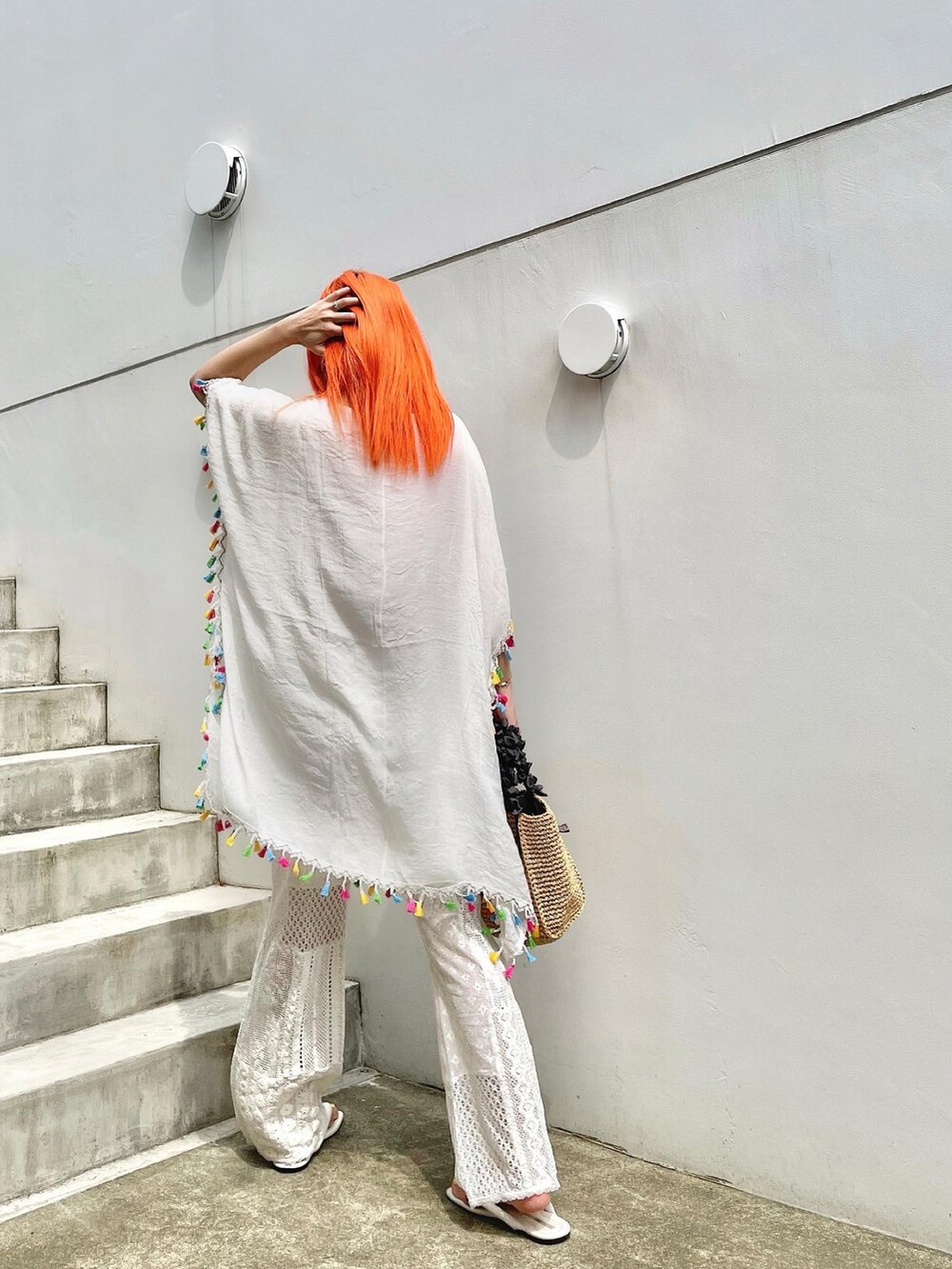 グレー系のトートバッグ、ホワイト系のトップス、ホワイト系のパンツを着用したレディースの春コーディネートの5枚目の写真