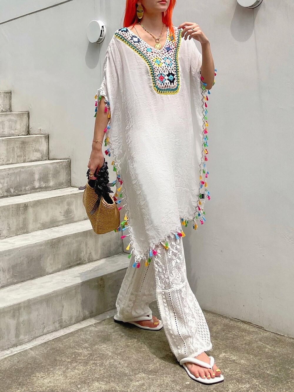 グレー系のトートバッグ、ホワイト系のトップス、ホワイト系のパンツを着用したレディースの春コーディネートの3枚目の写真