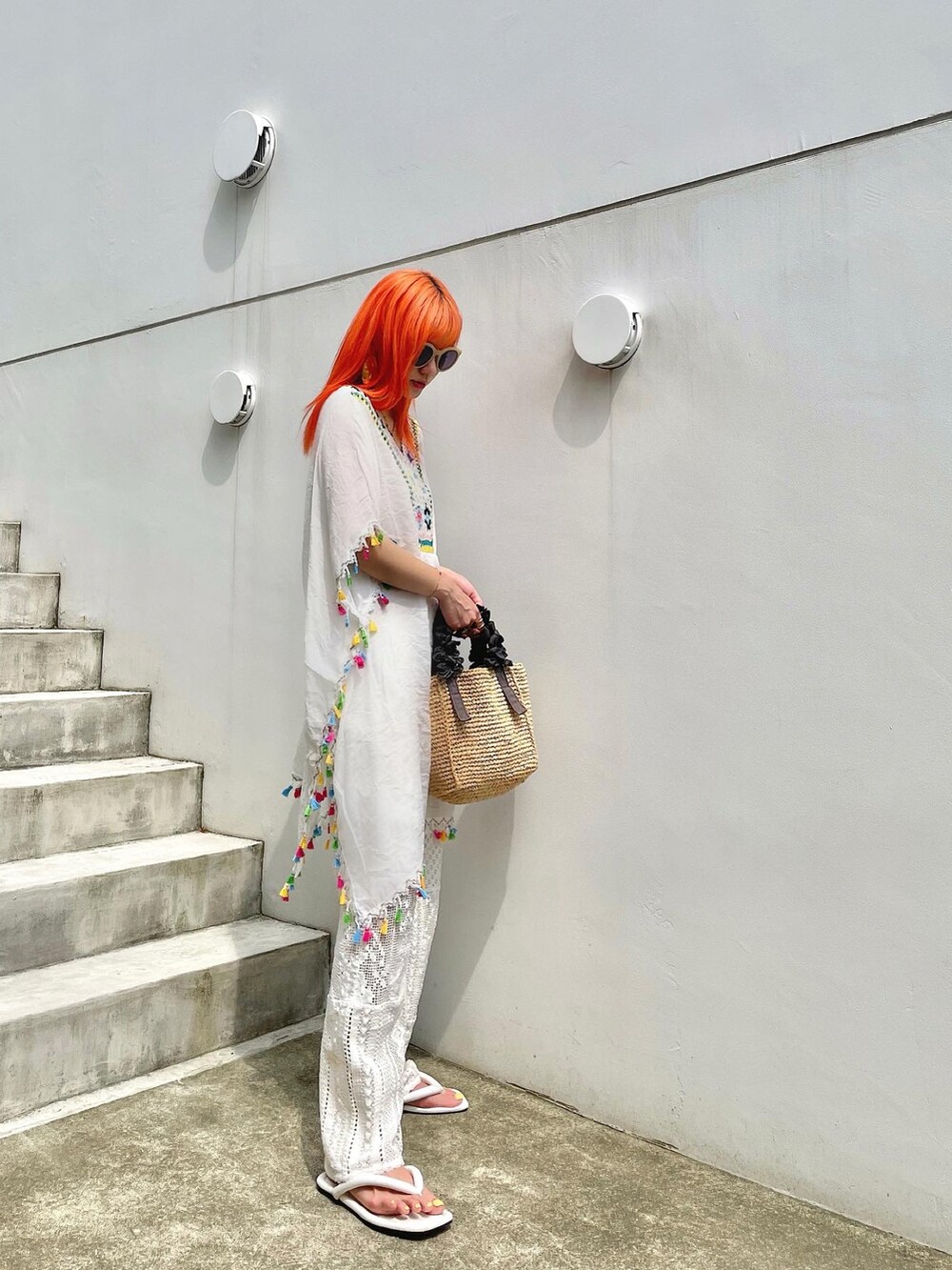 グレー系のトートバッグ、ホワイト系のトップス、ホワイト系のパンツを着用したレディースの春コーディネートの4枚目の写真