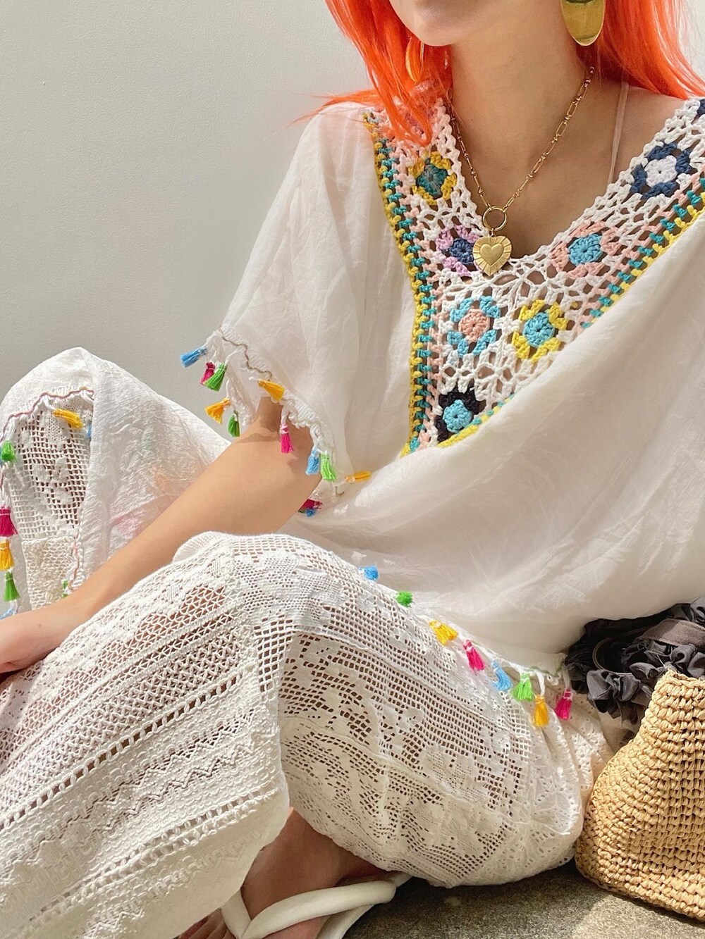 グレー系のトートバッグ、ホワイト系のトップス、ホワイト系のパンツを着用したレディースの春コーディネートの2枚目の写真