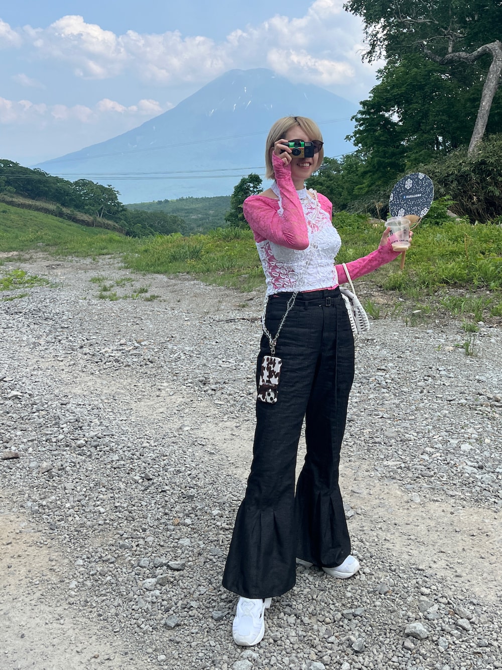 「旅行コーデ、旅行スタイル、きれいめコーディネート、キレイめカジュアル、レーストップス、シースルー、デニムパンツ、デニム、デニムコーデ、スニーカーコーデ、白スニーカー、古着MIX、古着、ビスチェ×デニム、コルセット」｜「yaeの2way lace top／2wayレーストップス（Tシャツ/カットソー、ピンク系）」を使った、たまんさ。さん（レディース・165cm）の夏コーディネートの2枚目の写真