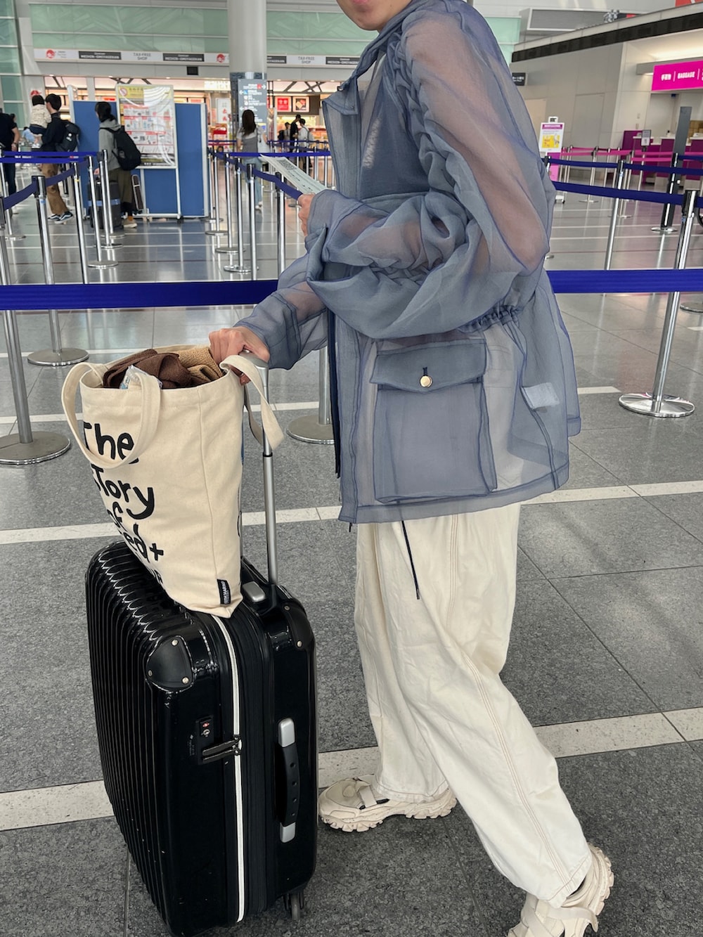 ブラック系のキャミソール、ブルー系のジャケット/アウターを着用したレディースの夏コーディネートの3枚目の写真