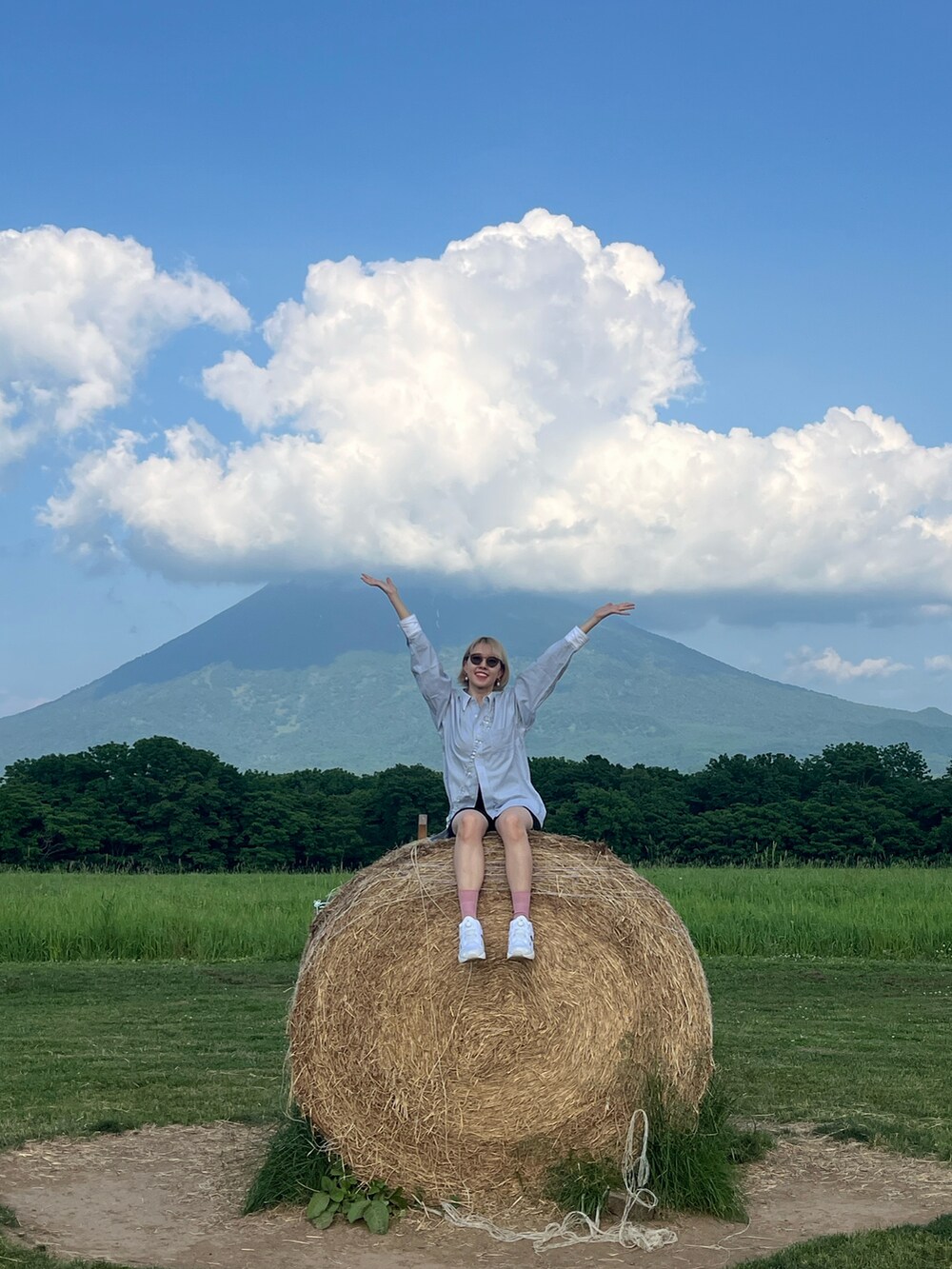 ブルー系のシャツ/ブラウス、ホワイト系のスニーカー、ブラック系のレギンス/スパッツを着用したレディースの夏コーディネートの4枚目の写真