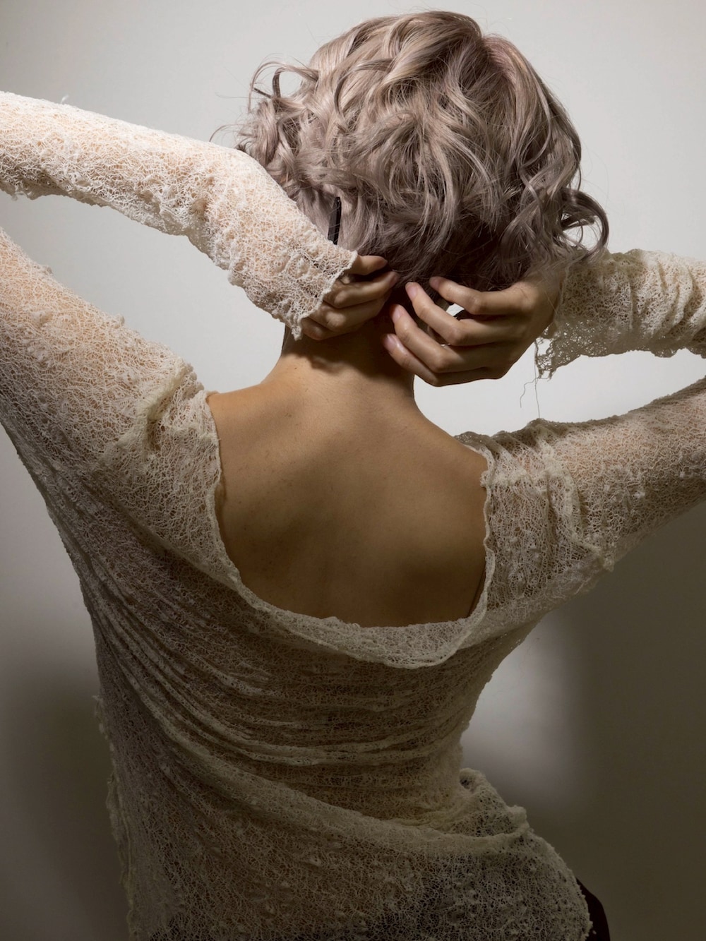 ブラウン系のパンツを着用したレディースの夏コーディネートの2枚目の写真