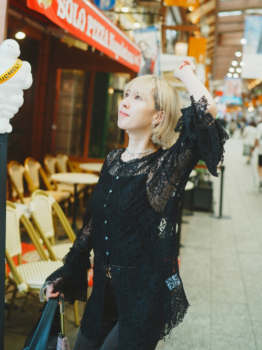 ブラック系のシャツ/ブラウス、その他のネックレスを着用したレディースの夏コーディネートの2枚目の写真