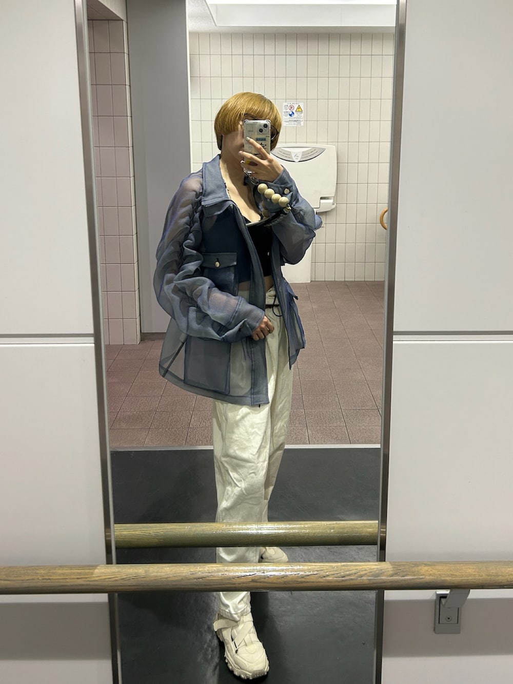 ブラック系のキャミソール、ブルー系のジャケット/アウターを着用したレディースの夏コーディネートの2枚目の写真