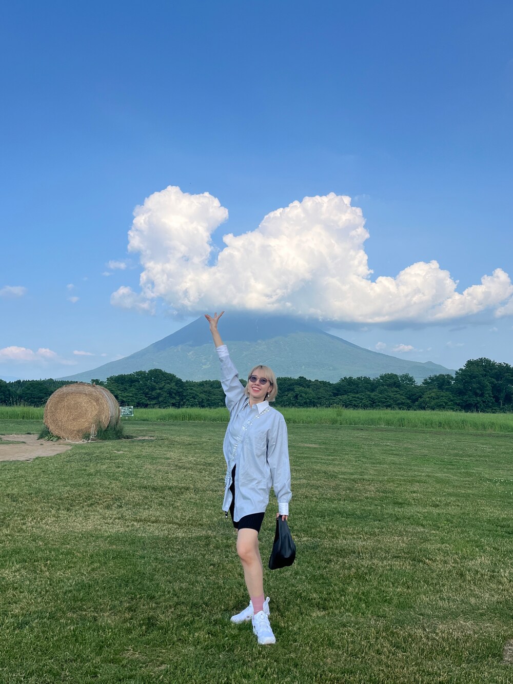 ブルー系のシャツ/ブラウス、ホワイト系のスニーカー、ブラック系のレギンス/スパッツを着用したレディースの夏コーディネートの2枚目の写真