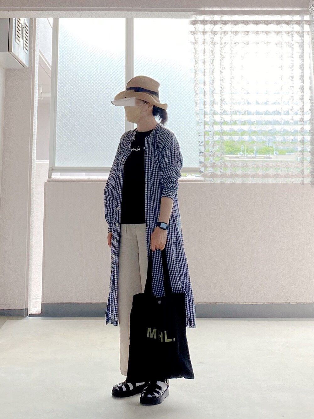 「カジュアルコーデ、シャツワンピ、ワンピース、サンダル、トートバッグ、シンプル、ootd、パンツスタイル、おしゃれさんと繋がりたい」｜「MHL.のアイテム（トートバッグ、ブラック系）」を使った、c_o_c_oさん（レディース・158cm）の春コーディネートの2枚目の写真