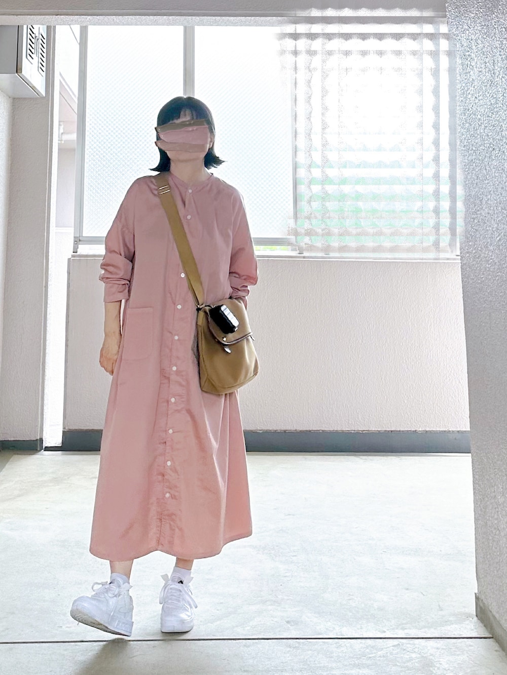 「大人かわいい、ピンク、ラクチンコーデ、ワンピース×スニーカー、シンプル、ミニキャリーケース、ナイキ、ブレディ、ショートボブ、お洒落さんとつながりたい」｜「HARVESTYのアイテム（ワンピース、ピンク系）」を使った、c_o_c_oさん（レディース・158cm）の春コーディネートの2枚目の写真