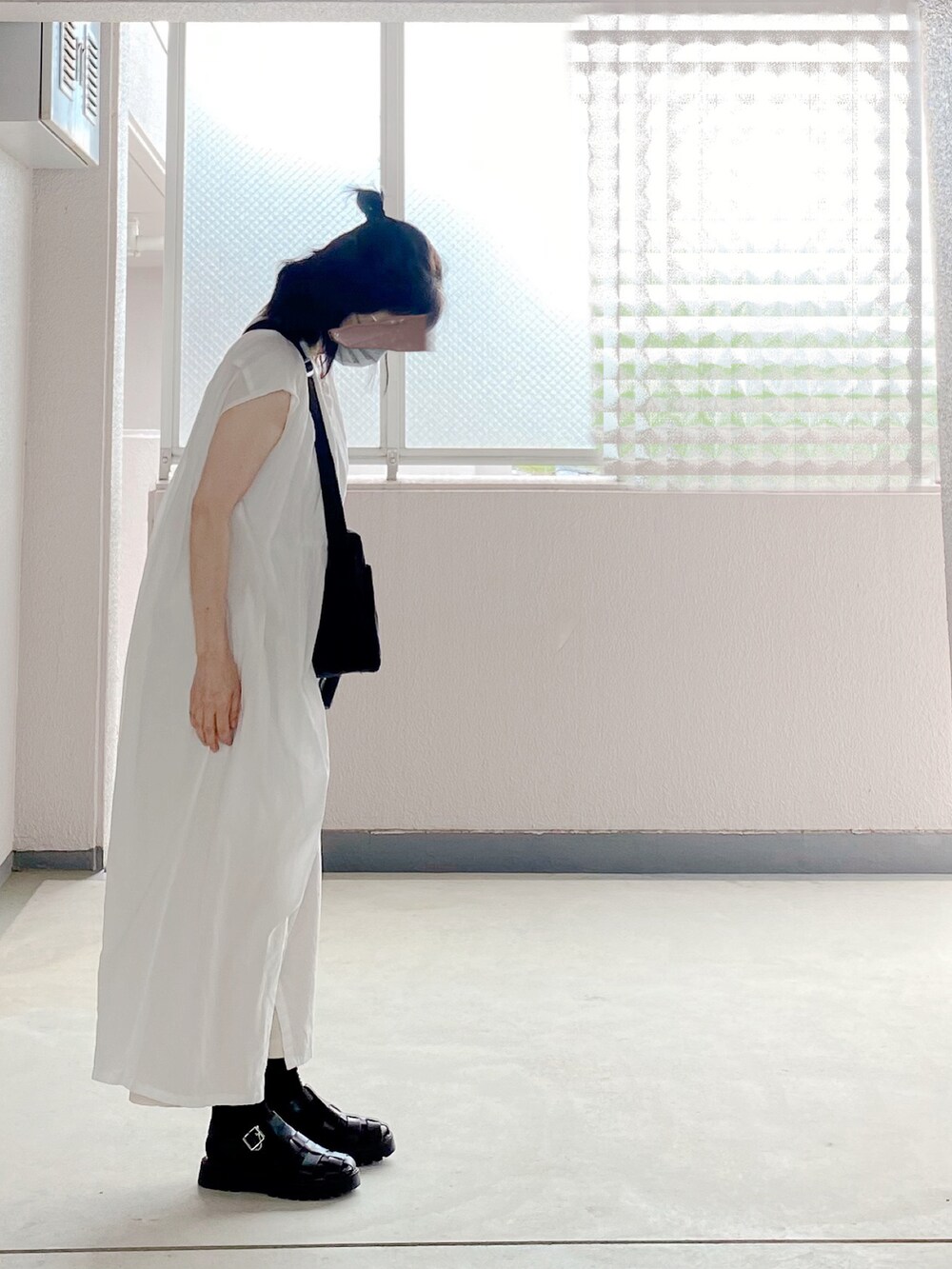 「ロングワンピース、夏コーデ、ootd、モノトーンコーデ、グルカサンダル、ホワイト、シンプル、ナチュラル、おしゃれさんと繋がりたい、ハーフアップ」｜「DODのアイテム（ショルダーバッグ、ブラック系）」を使った、c_o_c_oさん（レディース・158cm）の夏コーディネートの2枚目の写真